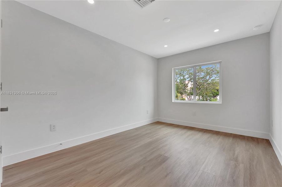 Spacious, unfurnished interior of a new home in , Coral Springs (Image 15).