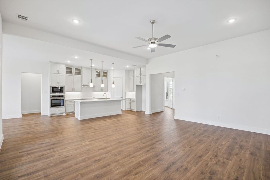 Spacious, unfurnished interior of a new home in Lakeway Estates, Waxahachie (Image 17).