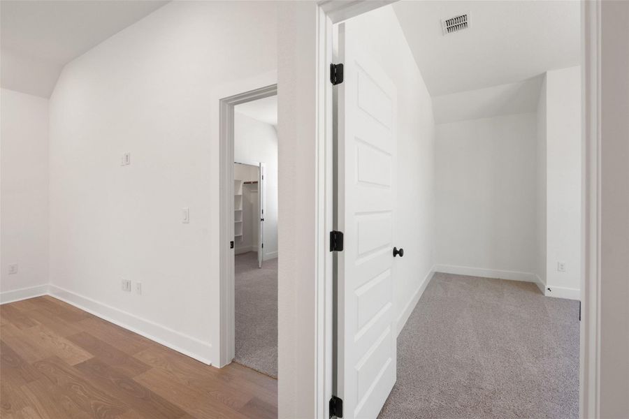 Spacious, unfurnished interior of a new home in Persimmon, Buda (Image 29).