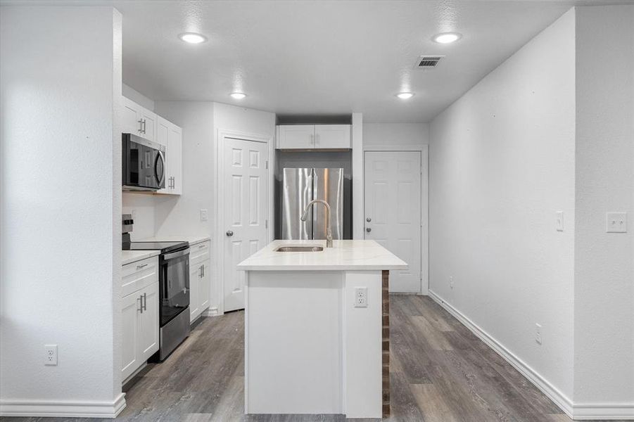 Furnished interior view inside a new home in , Corsicana (Image 5).