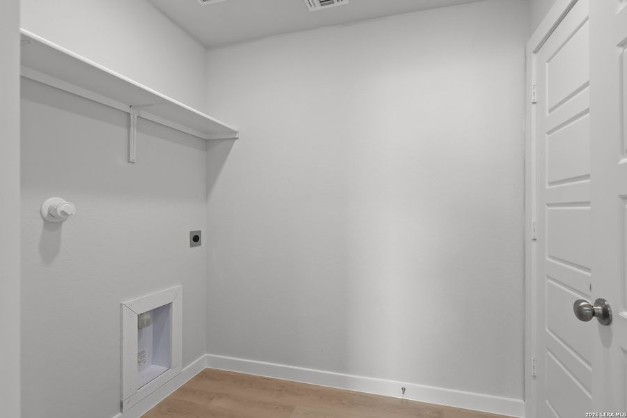 Spacious, unfurnished interior of a new home in Park Place, New Braunfels (Image 15).