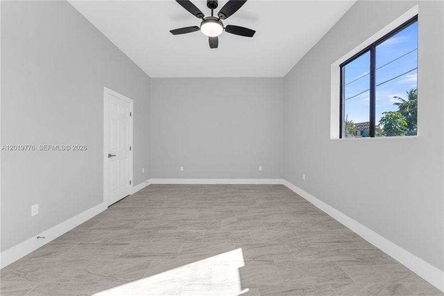 Spacious, unfurnished interior of a new home in , Fort Lauderdale (Image 38).