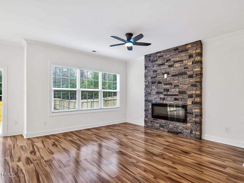 008-1280x960-family-room