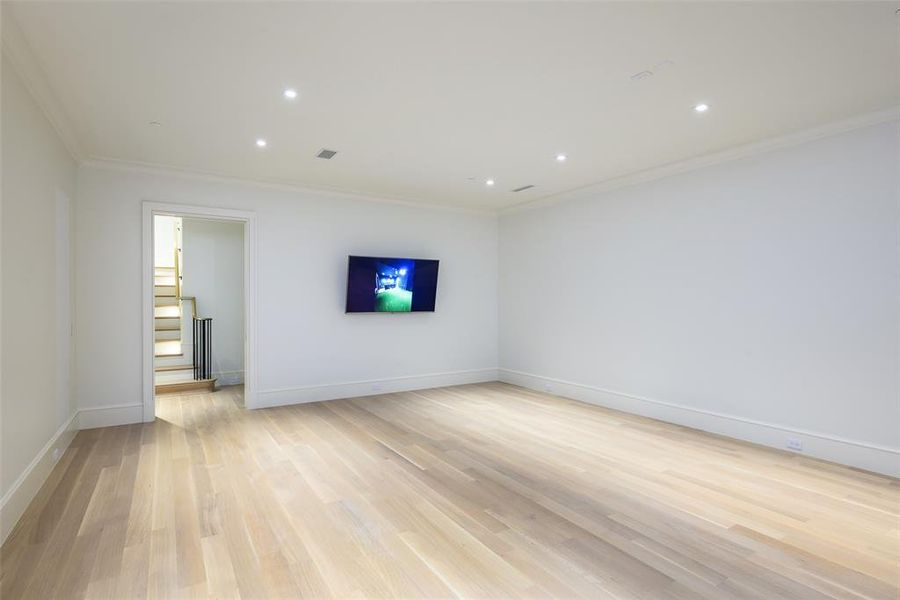 Spacious, unfurnished interior of a new home in , Highland Park (Image 32).