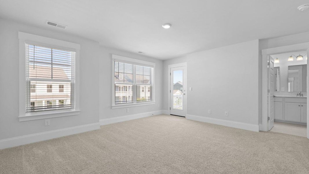 Spacious, unfurnished interior of a new home in Sheep Island, Summerville (Image 18).