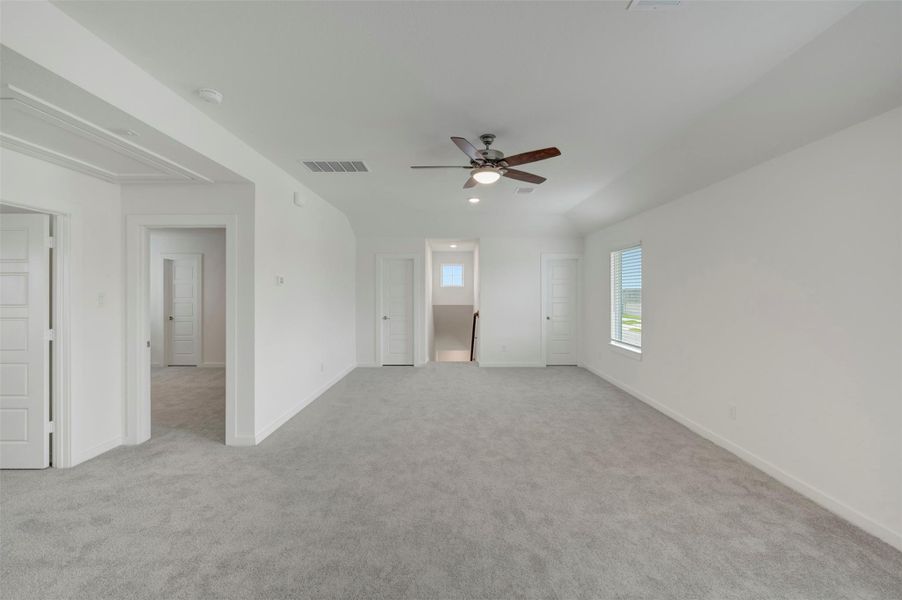 Spacious, unfurnished interior of a new home in Miller's Pond, Rosenberg (Image 41).