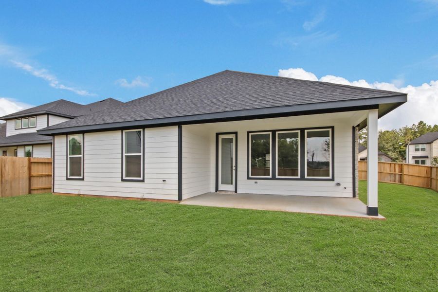 Exterior details and patio area of a home in Hills of Westlake, Conroe (Image 3).