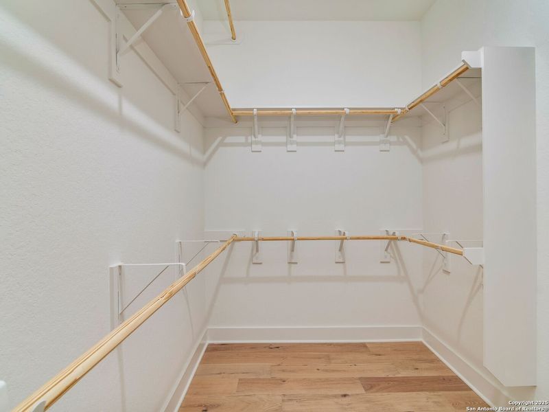 Spacious, unfurnished interior of a new home in Verandas at the Rim, San Antonio (Image 30).