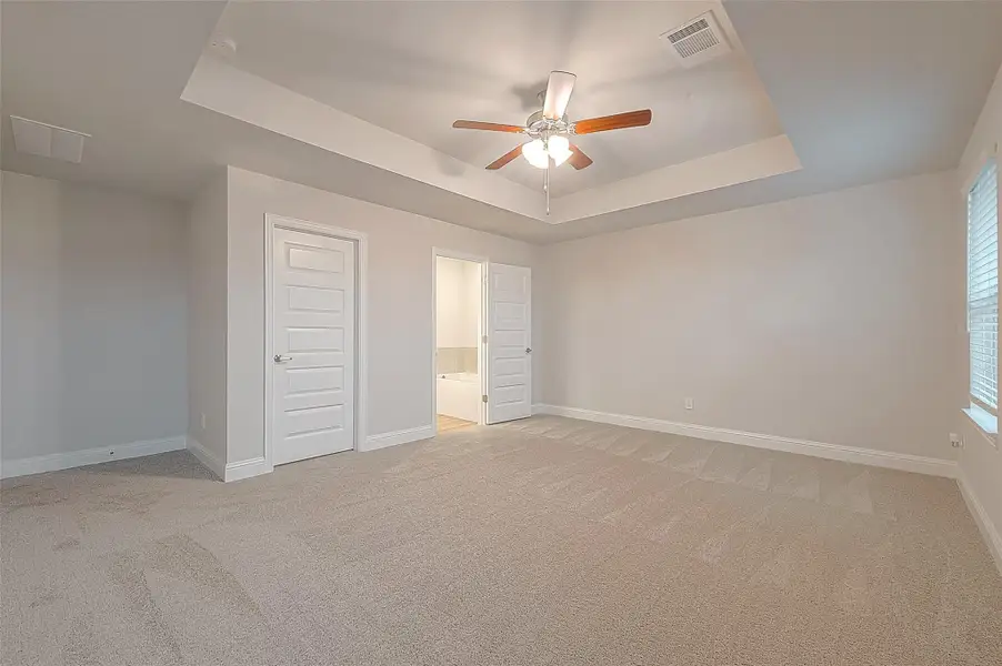 Spacious, unfurnished interior of a new home in Kiber Reserve, Angleton (Image 8).