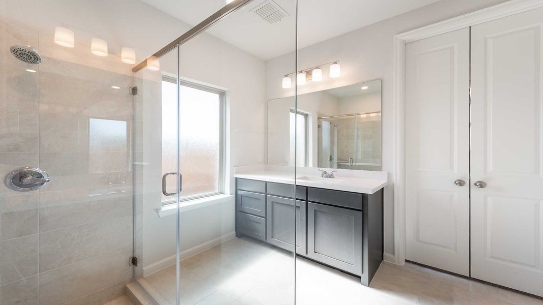 Furnished interior view inside a new home in Avondale 40', Fate (Image 11).