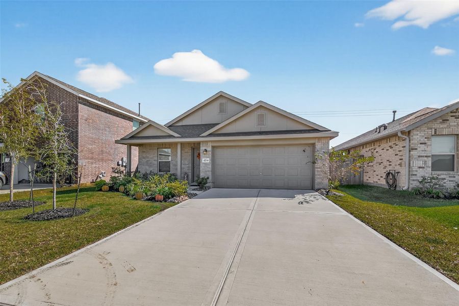 Front exterior of a new home in , Baytown, TX, highlighting curb appeal (Image 20).