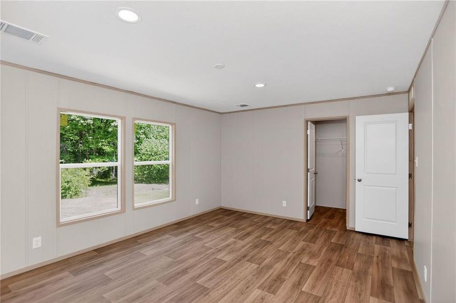 Spacious, unfurnished interior of a new home in , Jasper (Image 22).