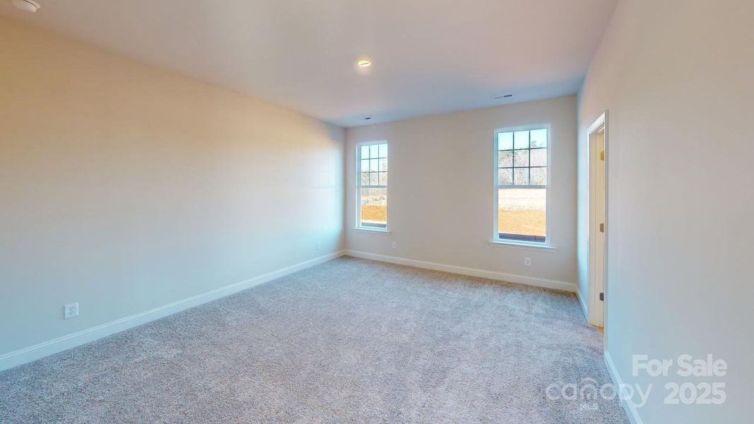 Spacious, unfurnished interior of a new home in Edgewood Preserve, Huntersville (Image 12).