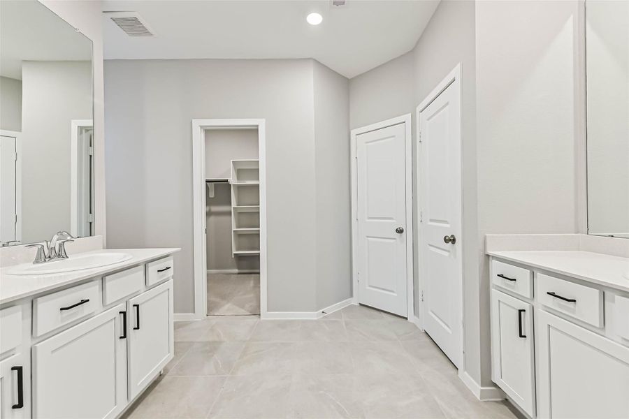 Furnished interior view inside a new home in Lago Mar, Texas City (Image 14).