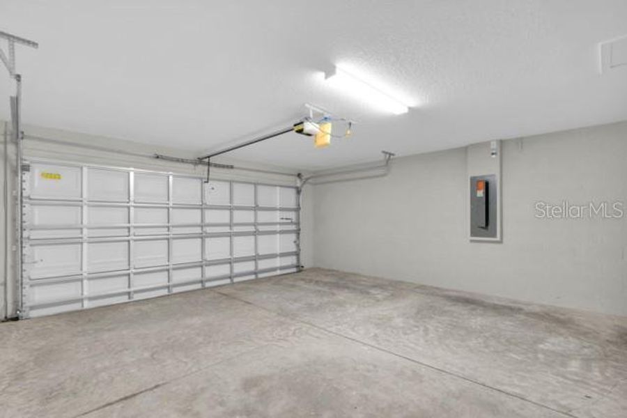 Spacious, unfurnished interior of a new home in , Ocala (Image 25).
