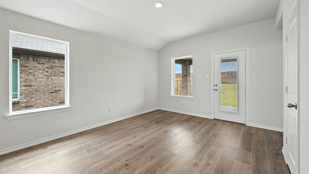 Spacious, unfurnished interior of a new home in Hanolley Hills, Sherman (Image 29).