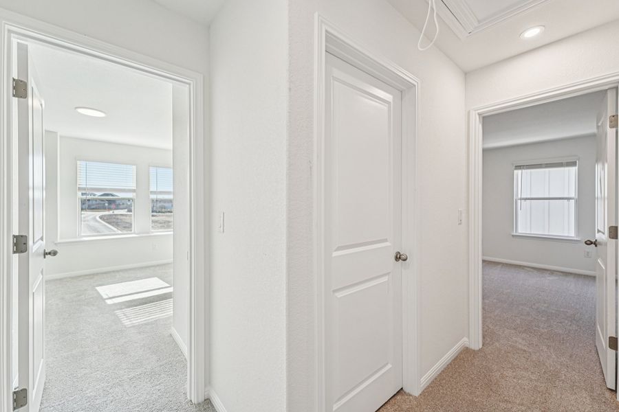 Spacious, unfurnished interior of a new home in Porter Country, Buda (Image 16).