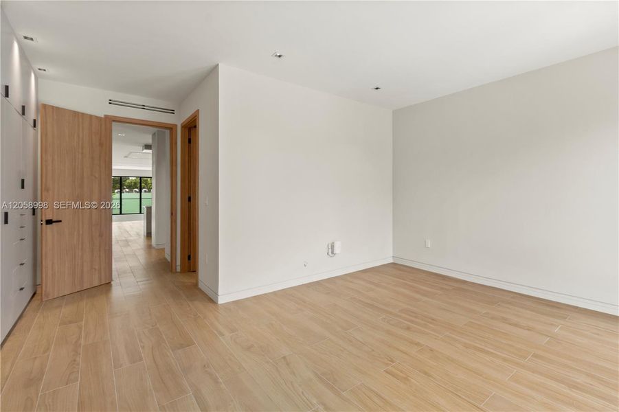 Spacious, unfurnished interior of a new home in , Miami (Image 18).