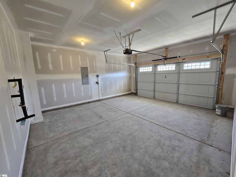 Spacious, unfurnished interior of a new home in Shiloh Trail, Wellford (Image 22).