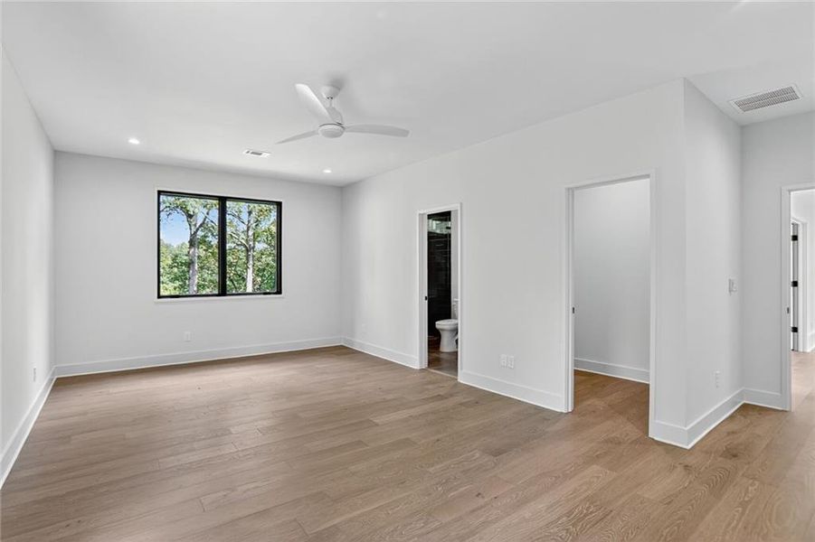 Spacious, unfurnished interior of a new home in , Brookhaven (Image 24).