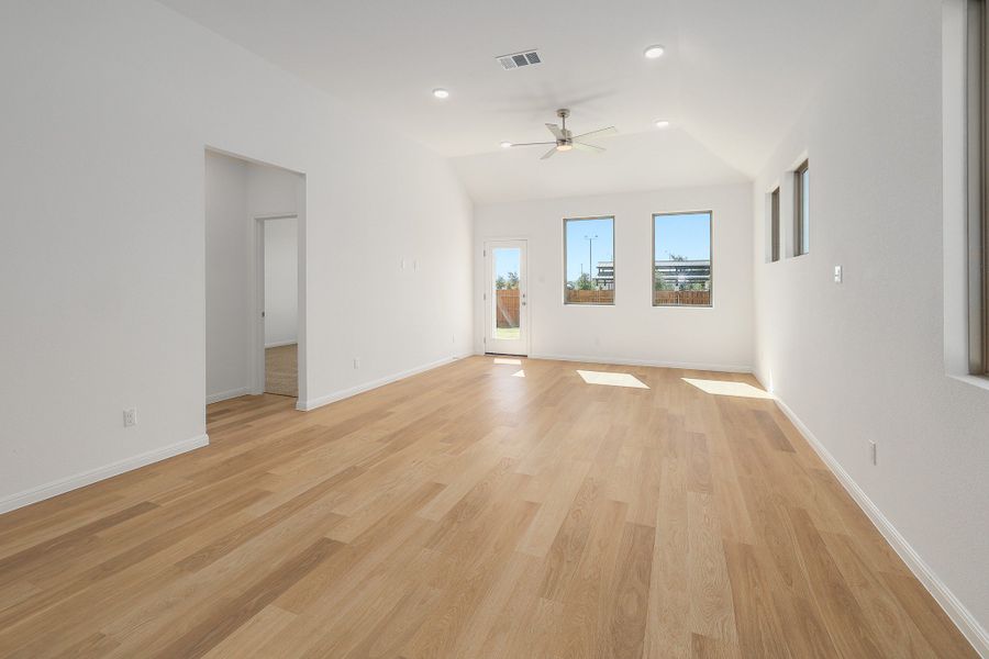 Spacious, unfurnished interior of a new home in Trinity Ranch, Elgin (Image 18).
