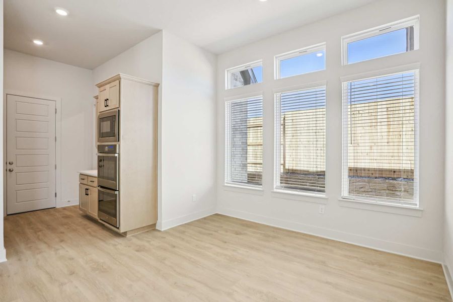 Spacious, unfurnished interior of a new home in Sunfield, Buda (Image 26).