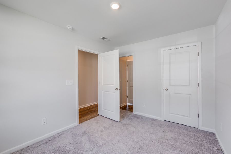 Spacious, unfurnished interior of a new home in Ellington, Elgin (Image 25).