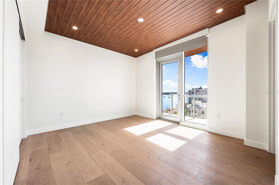 Spacious, unfurnished interior of a new home in , Sarasota (Image 43).