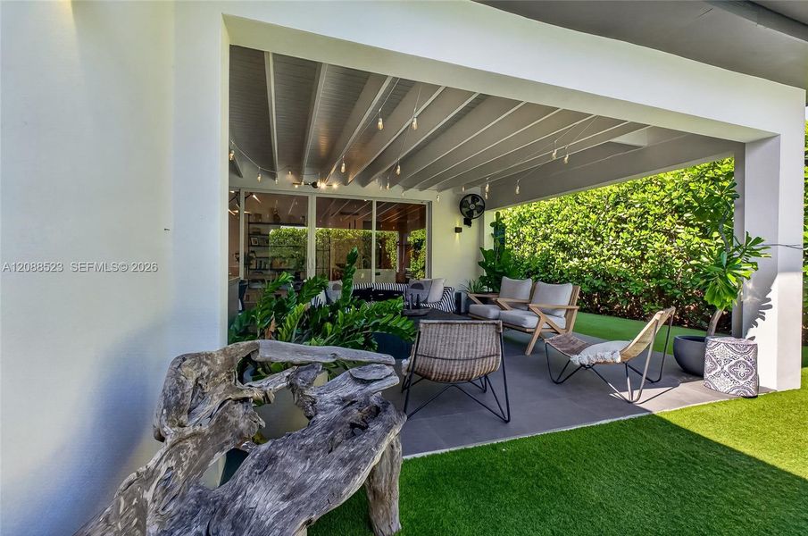 Exterior details and patio area of a home in , Miami (Image 21).