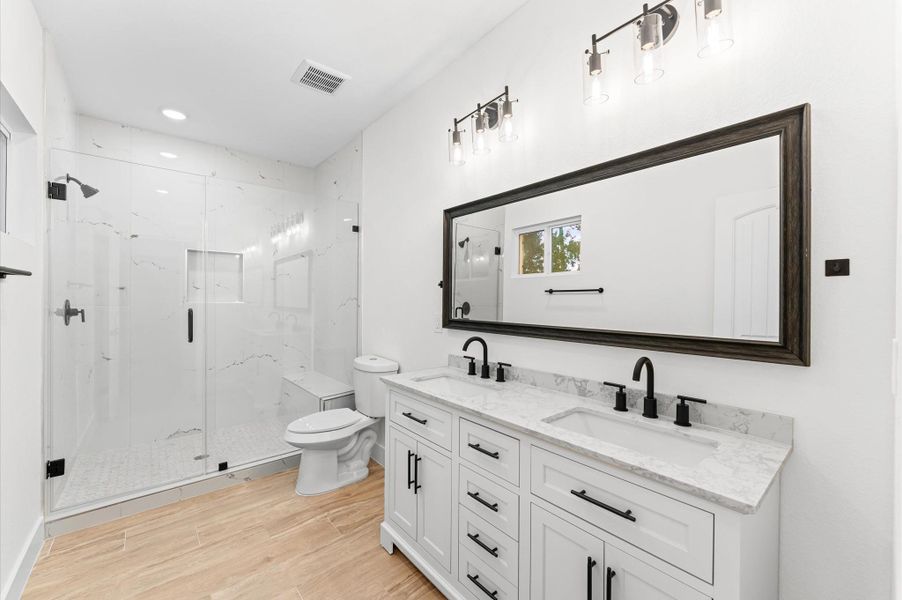 Second full bathroom upstairs. Second full bathroom upstairs.