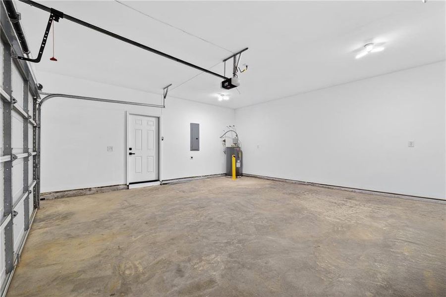 Spacious, unfurnished interior of a new home in , Hapeville (Image 24).