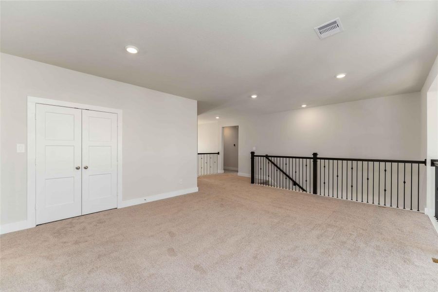 Spacious, unfurnished interior of a new home in Valencia, Manvel (Image 30).