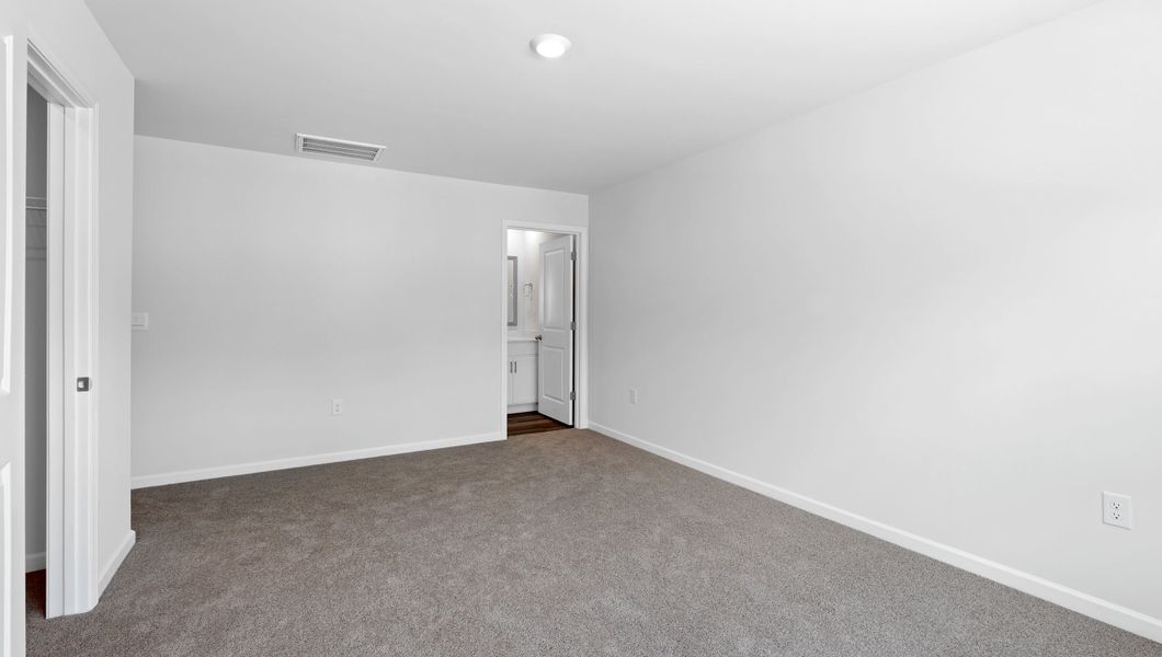 Spacious, unfurnished interior of a new home in Tanglewood Townes, Greenville (Image 17).