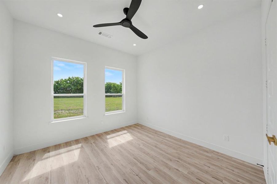 Spacious, unfurnished interior of a new home in , Celeste (Image 24).