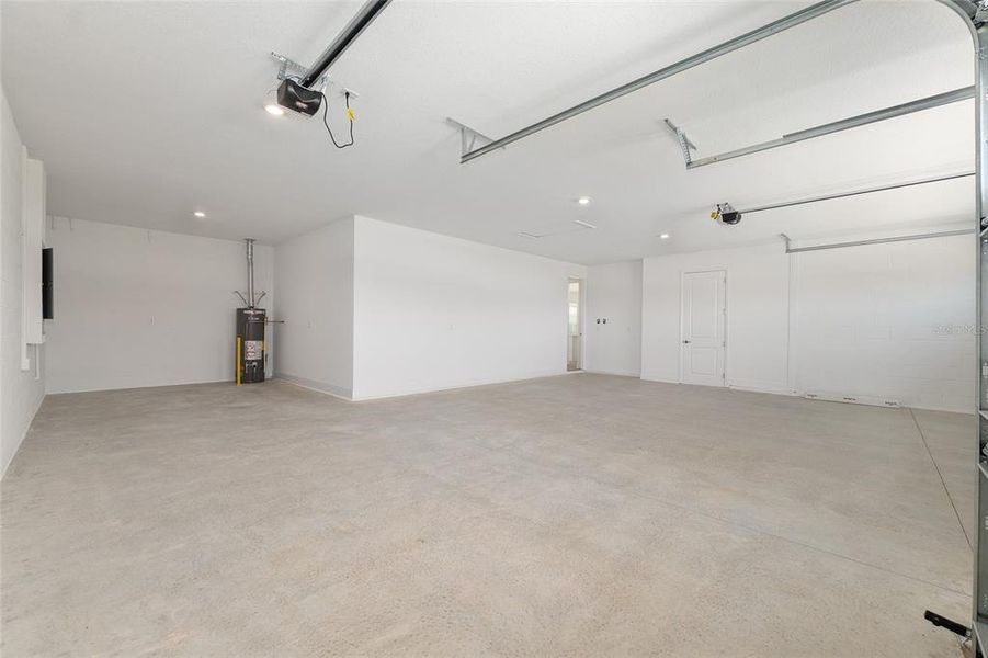 Spacious, unfurnished interior of a new home in , Ocala (Image 55).