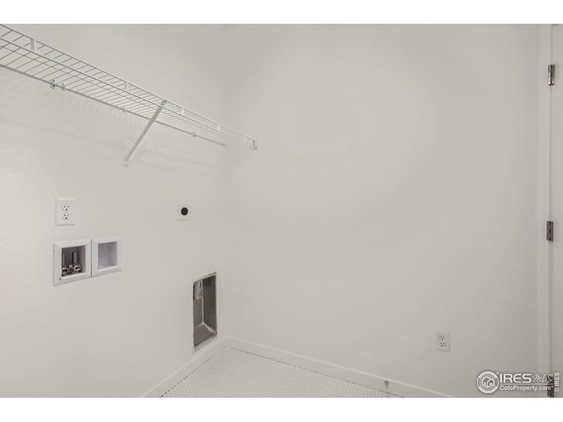 Spacious, unfurnished interior of a new home in Mountain Brook, Longmont (Image 20).