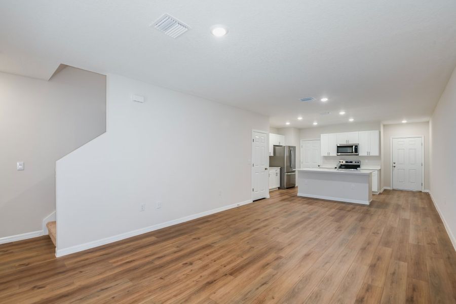 Spacious, unfurnished interior of a new home in Pasadena Woods, Dade City (Image 9).