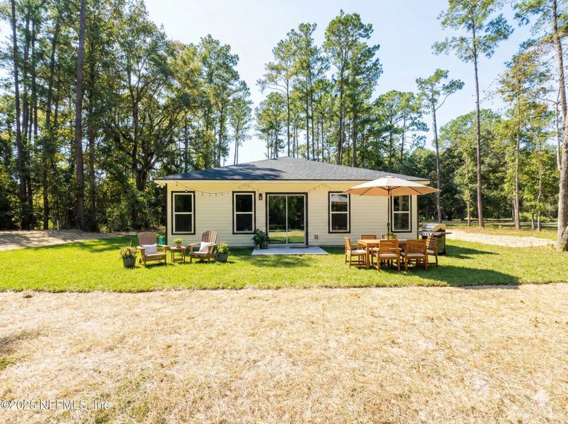 Exterior details and patio area of a home in , Jacksonville (Image 3).