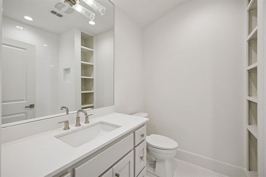 Furnished interior view inside a new home in , Dallas (Image 23).