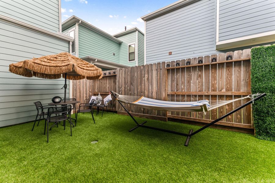 Exterior details and patio area of a home in Timbergrove Trails, Houston (Image 4).
