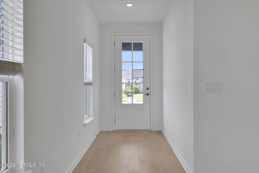 Spacious, unfurnished interior of a new home in Hyland Trail, Middleburg (Image 14).