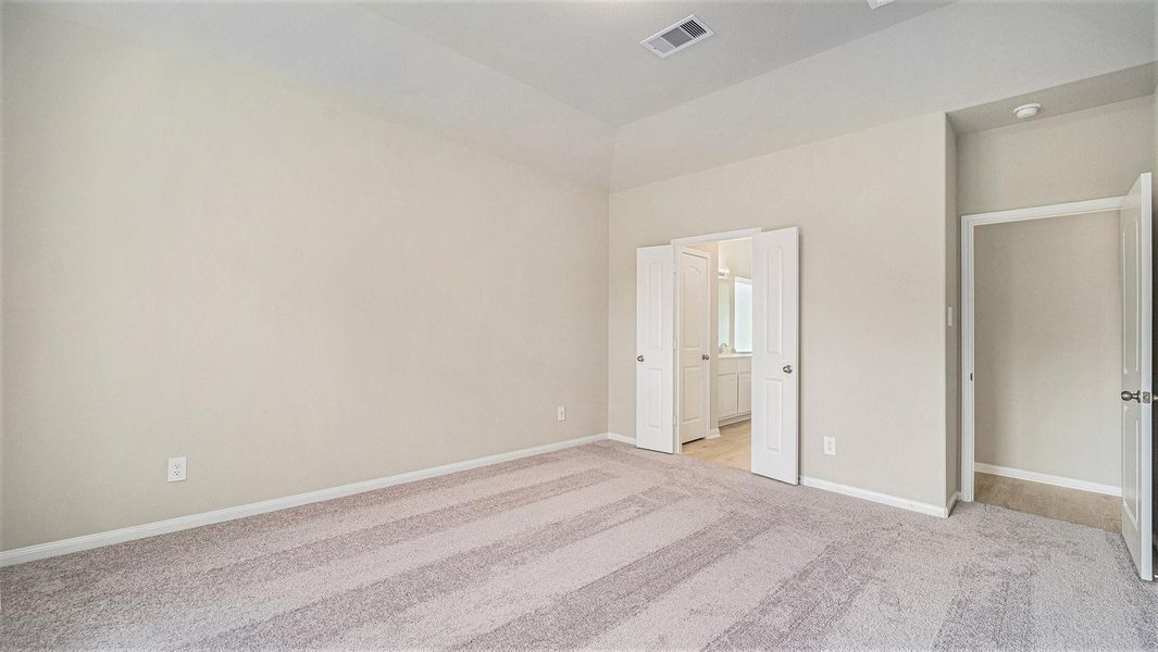 Spacious, unfurnished interior of a new home in Meadow Glen, Conroe (Image 27).