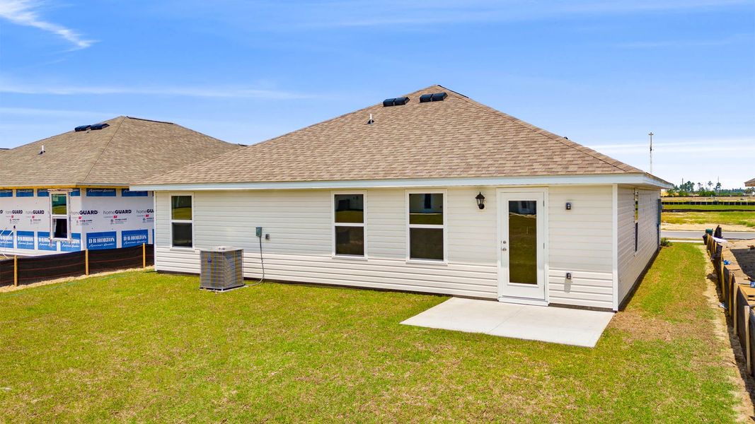 Exterior details and patio area of a home in Liberty, Panama City (Image 3).
