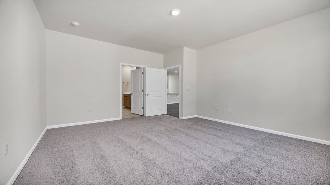 Spacious, unfurnished interior of a new home in Meadowview Plantation, Sumter (Image 14).
