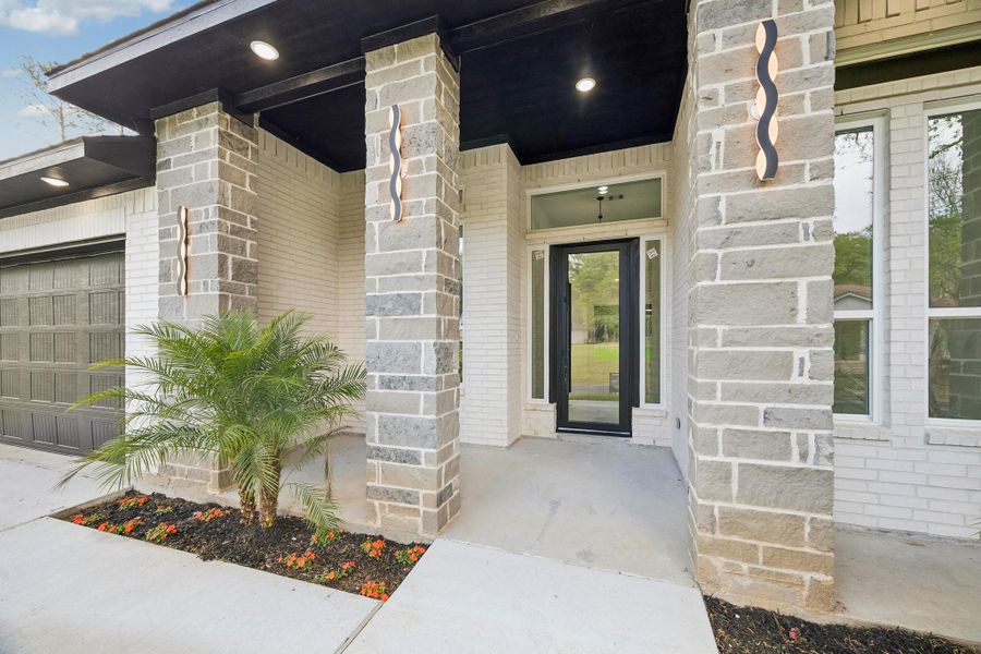 Exterior details and patio area of a home in , Huntsville (Image 3).