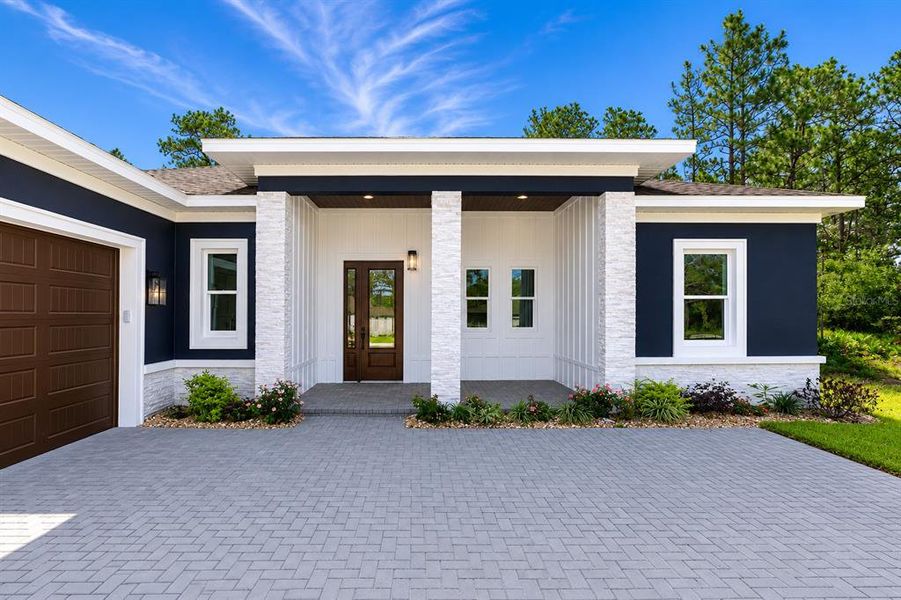 Exterior details and patio area of a home in , Weeki Wachee (Image 46).