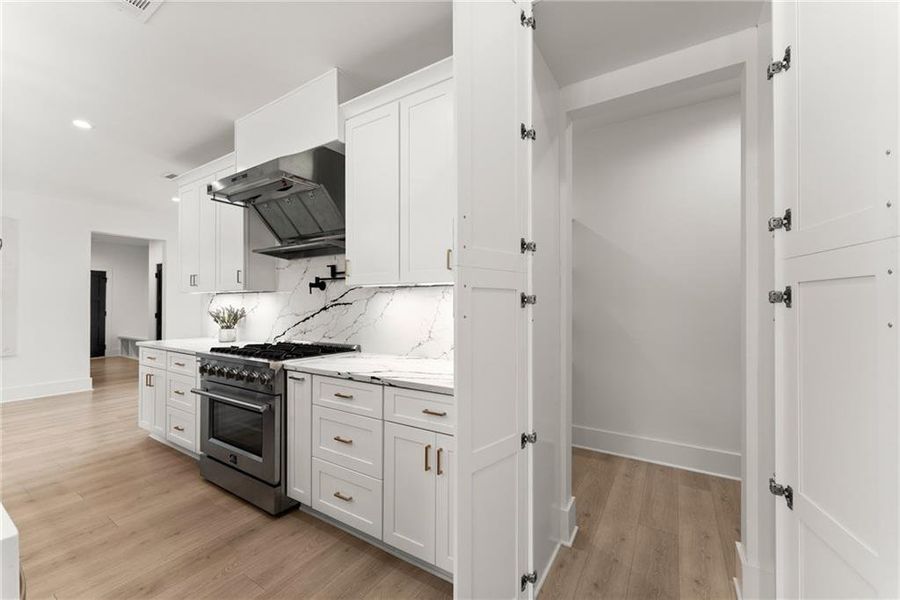 Furnished interior view inside a new home in , Hartwell (Image 50).