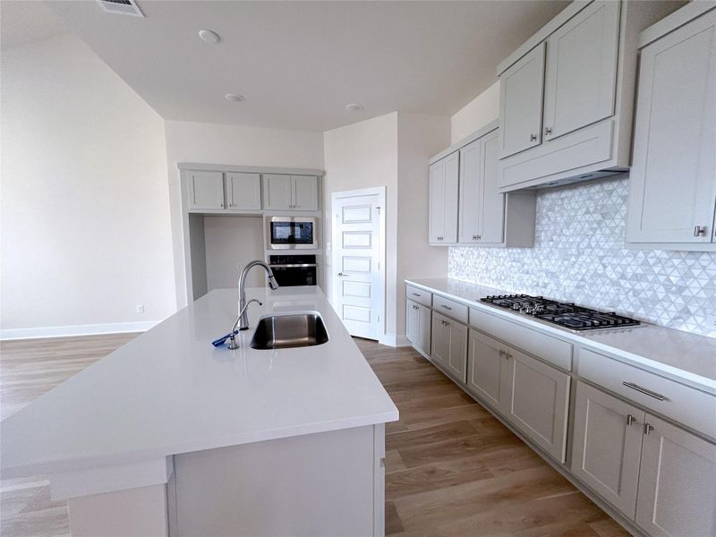 Furnished interior view inside a new home in Cross Creek Ranch 45′, Fulshear (Image 4).