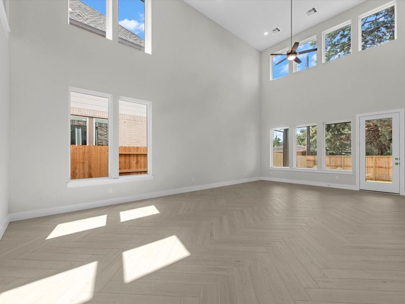 Spacious, unfurnished interior of a new home in Oakhill Reserve, Tomball (Image 21).