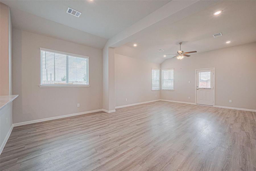 Spacious, unfurnished interior of a new home in Rollingbrook Estates, Baytown (Image 25). Spacious, unfurnished interior of a new home in Rollingbrook Estates, Baytown (Image 25).